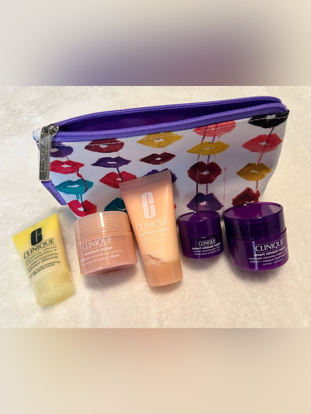 Clinique Mini Skincare Set with Purple Lip-Print Cosmetic Bag - Picture 2 of 15